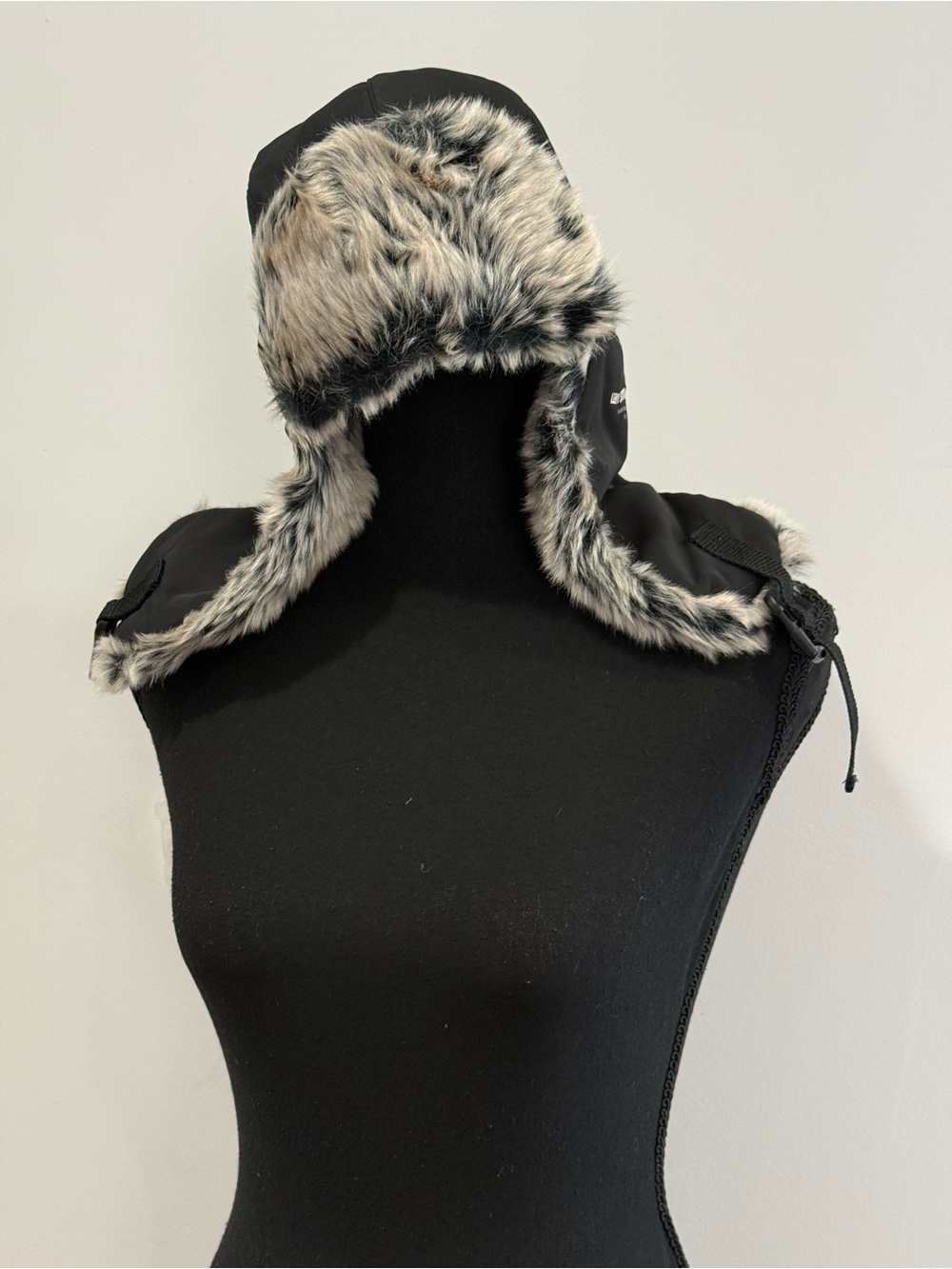 New Levi’s S/M Faux Fur Trap Hat - Black with Gray Fur 670